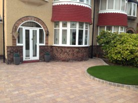 marshalls-tegula-autumn-with-drivesett-kerb-pennant-grey-artificial-turf