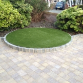 marshalls-tegula-autumn-with-drivesett-kerb-pennant-grey-artificial-turf-2