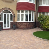 marshalls-tegula-autumn-with-drivesett-kerb-pennant-grey-artificial-turf